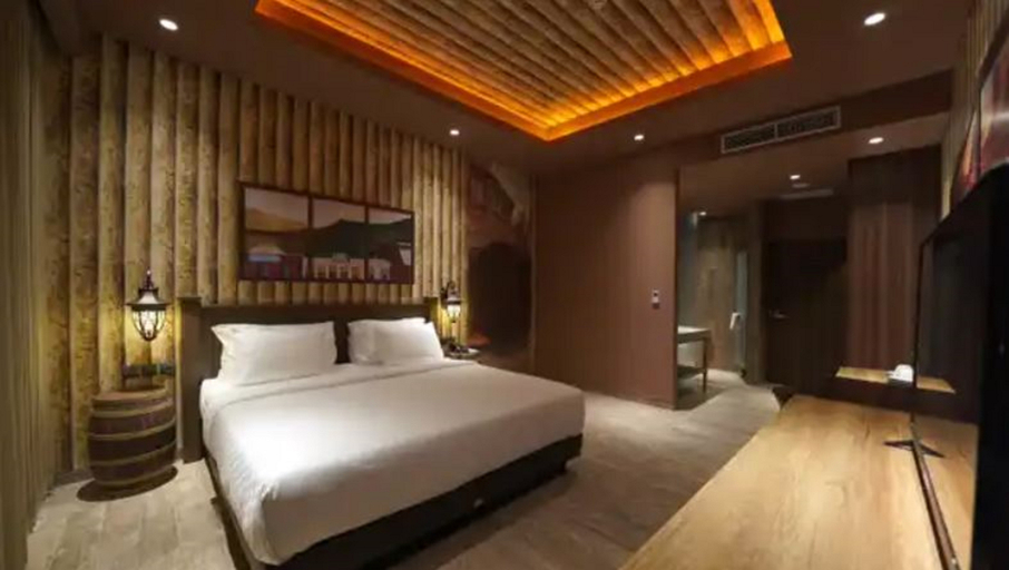 Bedroom 3, Jamboo Kingdom Hotel & Resort, Tulungagung