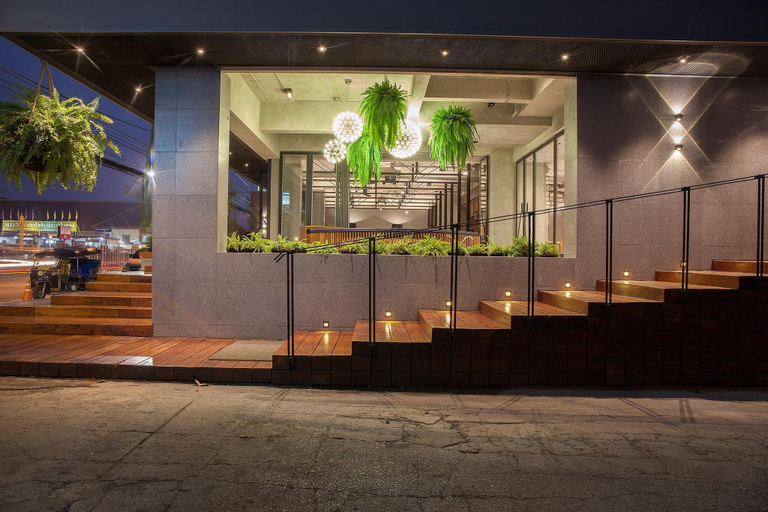 Exterior & Views 27