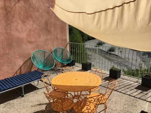 Nyons Centre Appart#3: terrasse 20m2 sur riviere, jardin, plage, Drôme