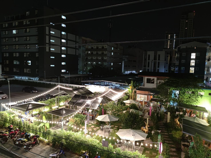Exterior & Views 24