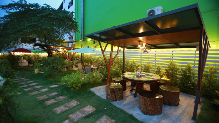 Exterior & Views 25
