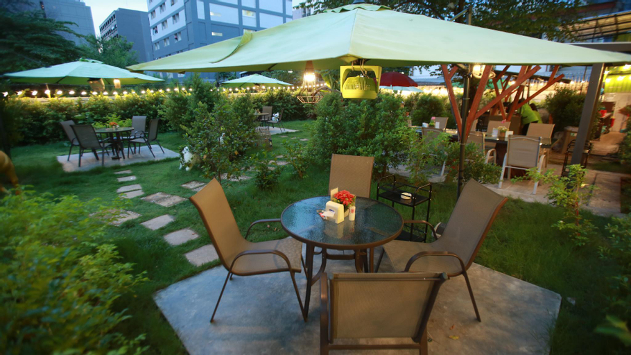 Exterior & Views 23