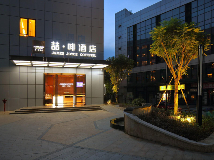 Exterior & Views 24