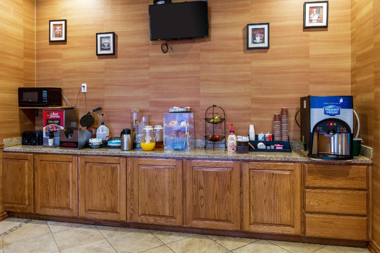 Food & Drinks 4, Econo Lodge Inn & Suites Bridgeport, Wise