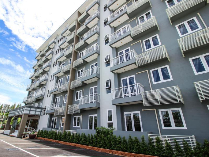 Exterior & Views 11