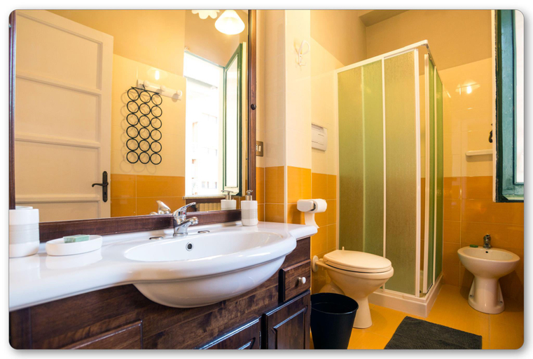 Bathroom, B&B Monica's House, Salerno