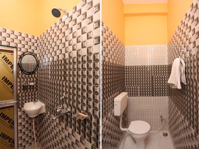 Bathroom 3, Hotel Bachchan Palace, Varanasi