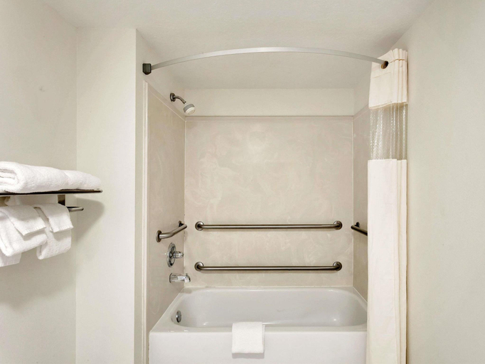 Bathroom 3, Days Inn by Wyndham Millington, Shelby