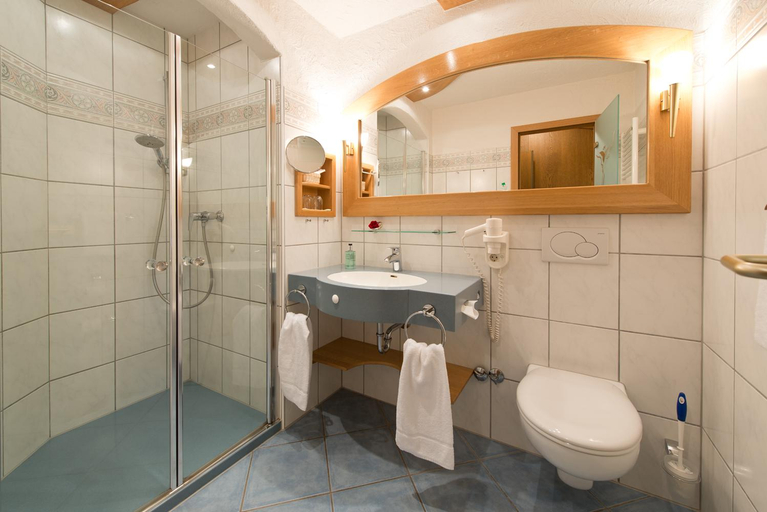 Bathroom 3, Schwarzwald Hotel Silberkoenig, Emmendingen