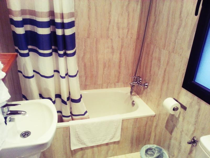 Bathroom 4, Hostal Avenida, Madrid