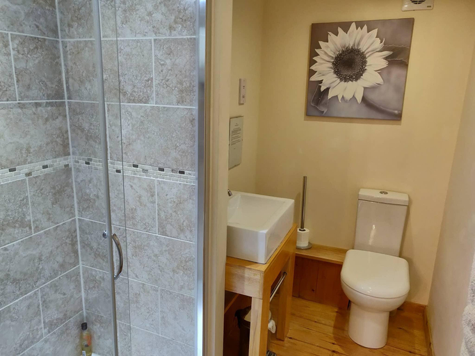 Bathroom 5, Whitehouse Cottage - Great Paxton, Cambridgeshire