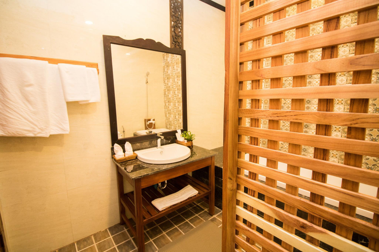 Bathroom 4, Royal Peacock Boutique Hotel, Luang Prabang