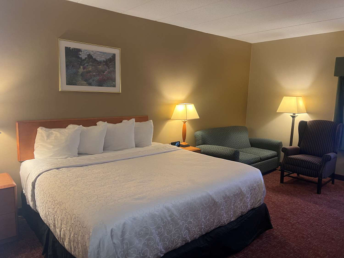 Bedroom 3, SureStay Plus Hotel by Best Western Smithfield, Providence