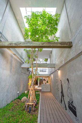 Exterior & Views 17