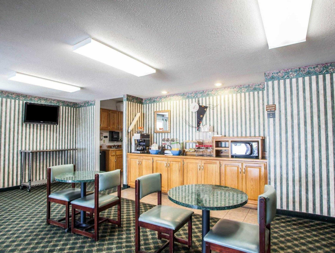 Public Area 2, Super 8 by Wyndham Sweet Springs, Saline
