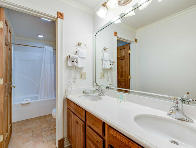 Bathroom 4, Quality Inn Creekside - Downtown Gatlinburg, Sevier