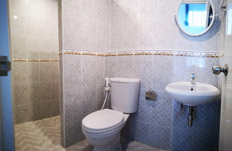 Bathroom 3, Lullaby Residence by Smarnbook, Phayakkhaphum Phisai
