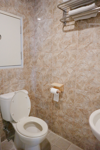 Bathroom 5, youre.at - Galeri Ciumbuleuit Apartment, Bandung