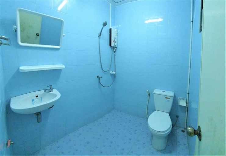 Bathroom, Chalong Stay Well by Palai Seafood, Pulau Phuket