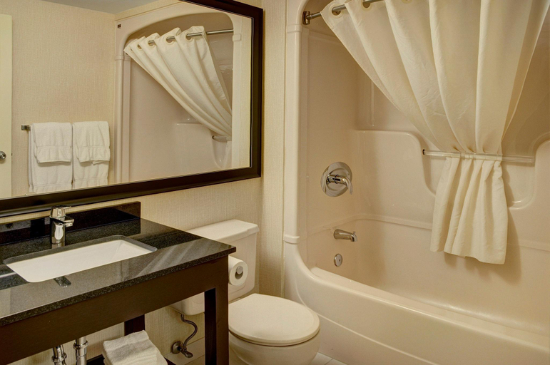 Bathroom 4, Comfort Inn Pembroke, Renfrew