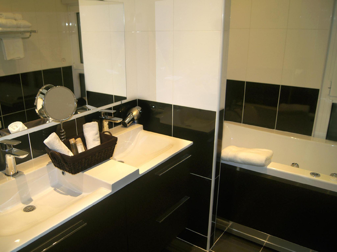 Bathroom 3, Hotel Regina Montmartre, Paris