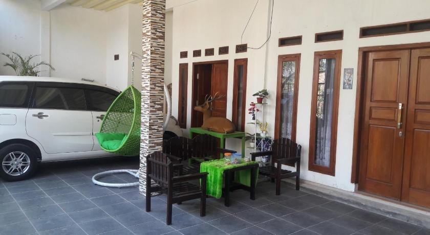 Exterior & Views, Anjas Homestay, Malang