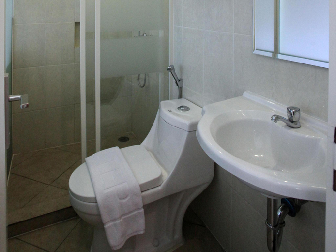 Bathroom 3, Nite & Day Surabaya - Gunungsari, Surabaya