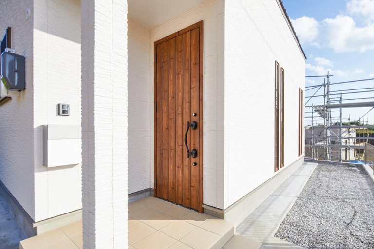 Exterior & Views
