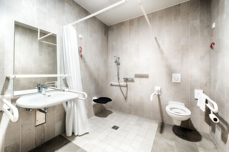 Bathroom 5, B&B Hotel Stuttgart-Neckarhafen, Stuttgart