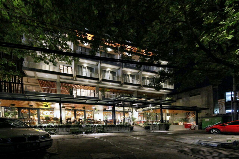 Exterior & Views 28