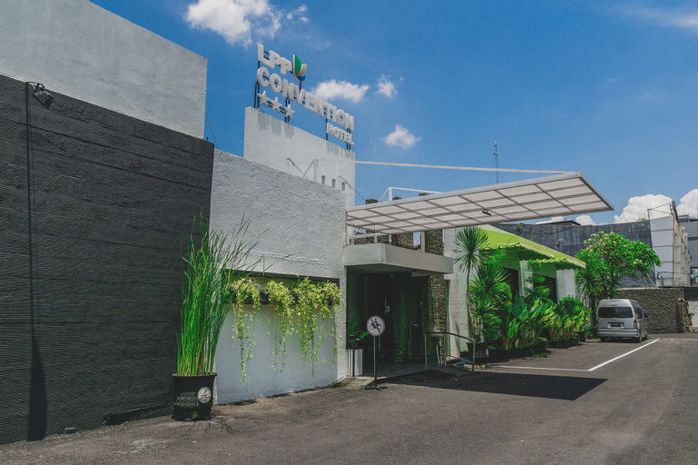 Exterior & Views 11