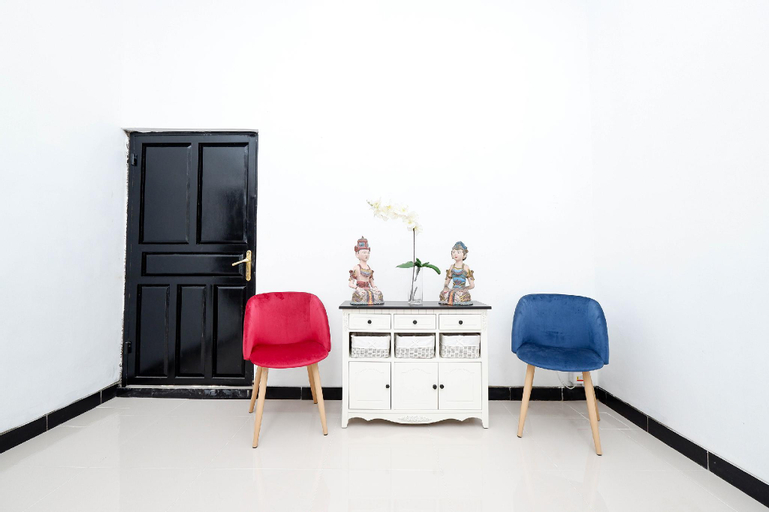 Public Area 3, 1611 Four D'Home, Solo