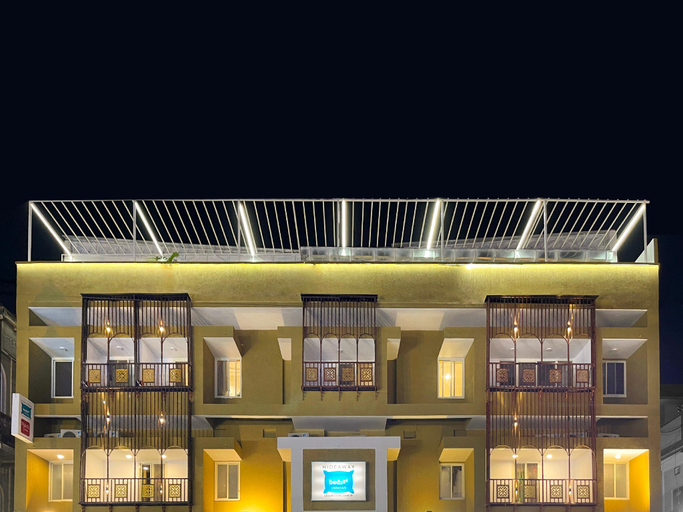 Exterior & Views