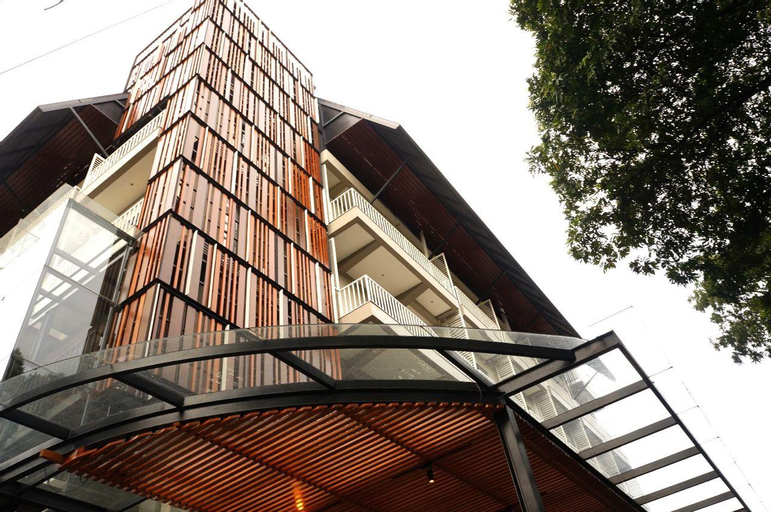 Exterior & Views 30