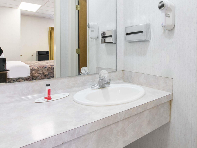 Bathroom 4, Knights Inn Longview, Gregg