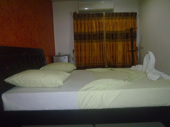 Bedroom 3, Grand Crown Hotel, N. Palatha East