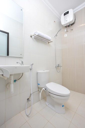 Bathroom, OYO 611 The Edwin Syariah, Bantul