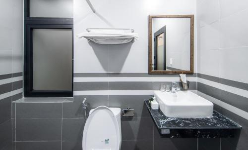 Bathroom 1, Khach San Đan Nguyen Phat, Liên Chiểu