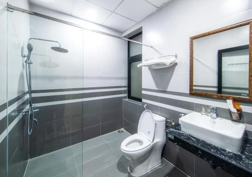 Bathroom 3, Khach San Đan Nguyen Phat, Liên Chiểu