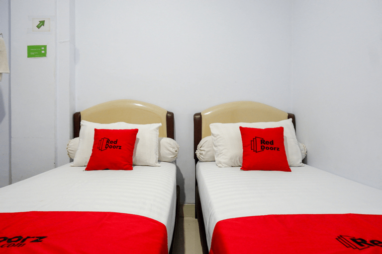 Bedroom 3, RedDoorz @ Hotel Bravo Pantai Kamali Bau Bau, Bau-Bau