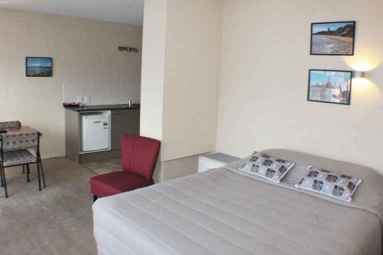 Public Area 4, Ala Moana Motel, Far North