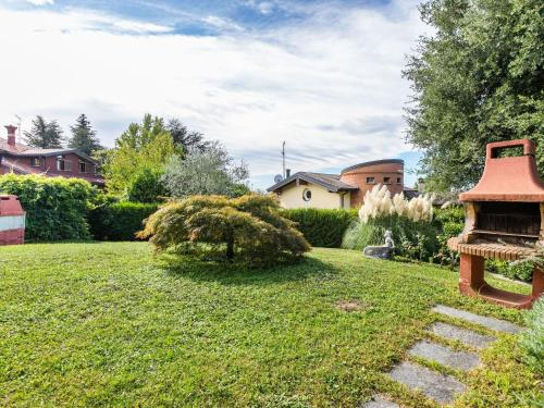 Nice apartment in a villa with three apartments with private porch and garden, Varese