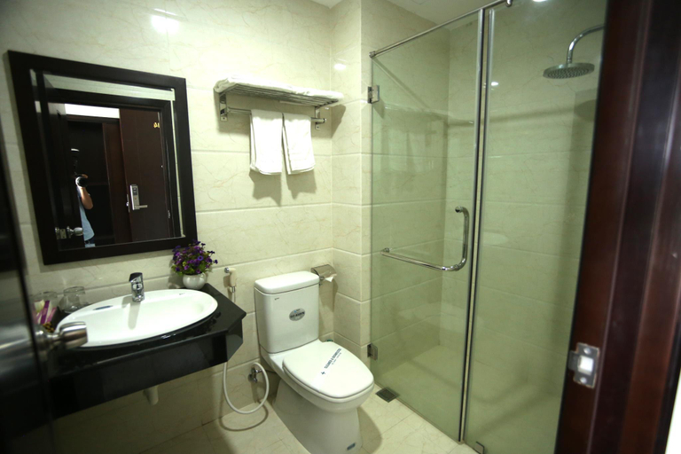 Bathroom 5, Huong Son Hotel, Da Nang