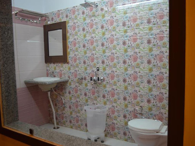 Bathroom 2, Hotel Park Roots, Dehradun