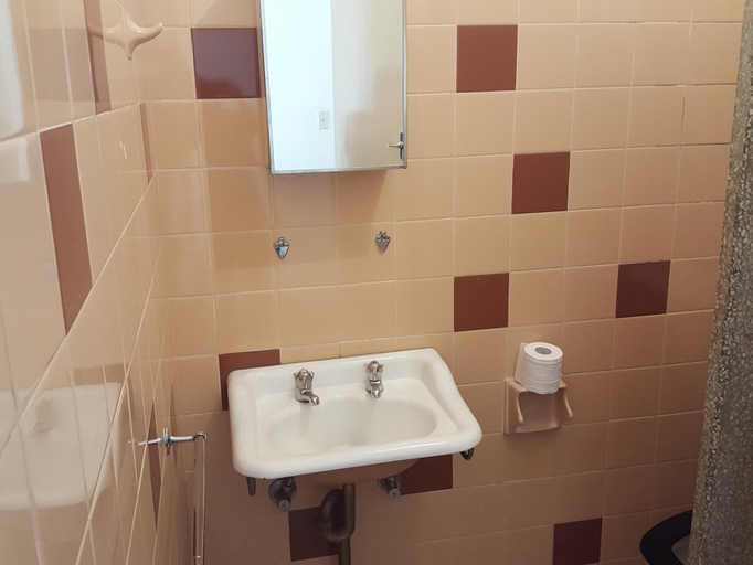 Bathroom 3, Wisemans Inn Hotel, Sydney