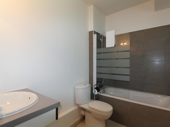 Bathroom 5, Comfort Aparthotel Antibes Le Maestria, Alpes-Maritimes