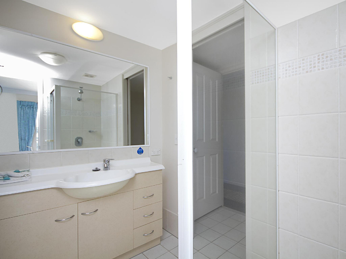 Bathroom 3, Golden Riviera Beach Resort, Gold Coast