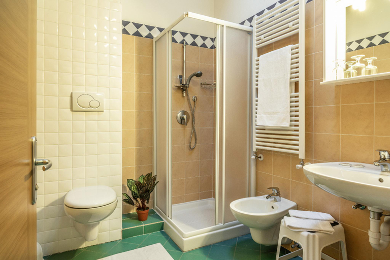 Bathroom 4, Hotel Maria, Trento
