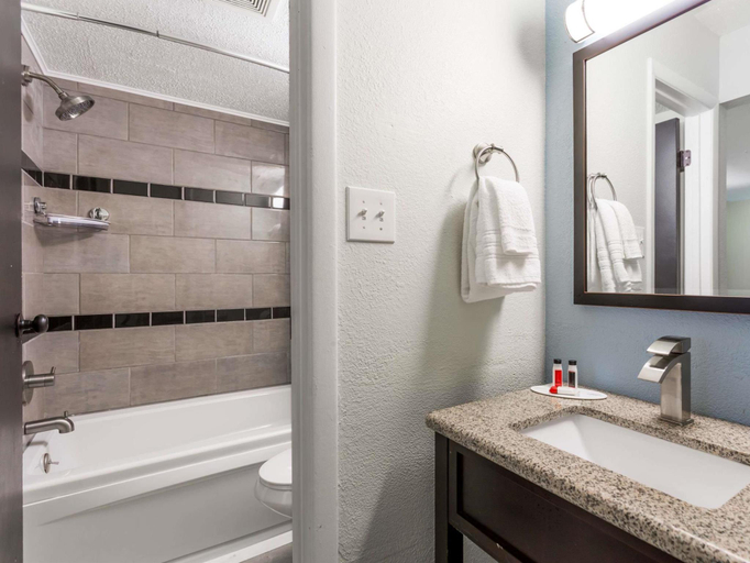 Bathroom 4, Days Inn by Wyndham Salisbury, Wicomico