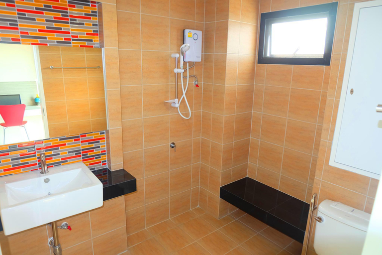 Bathroom 4, The Pride, Sam Phran